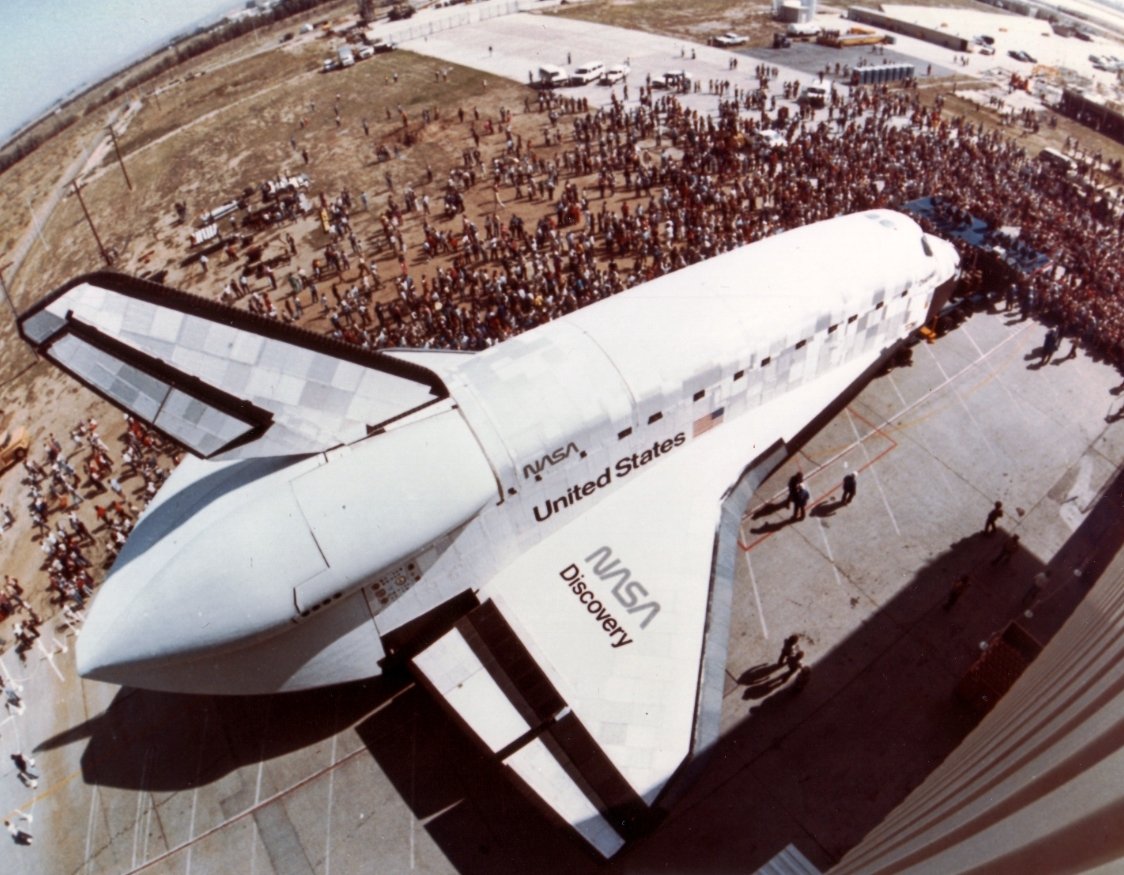: Vue aérienne de la navette spatiale Discovery lors de la cérémonie de déploiement à l'usine Rockwell Internationals de Palmdale, en Californie