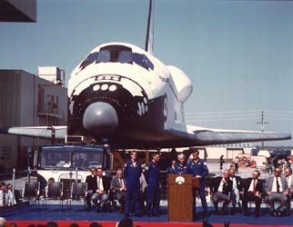 Les astronautes affectés à la première mission de Discovery, STS-41D, s'adressent à la foule rassemblée