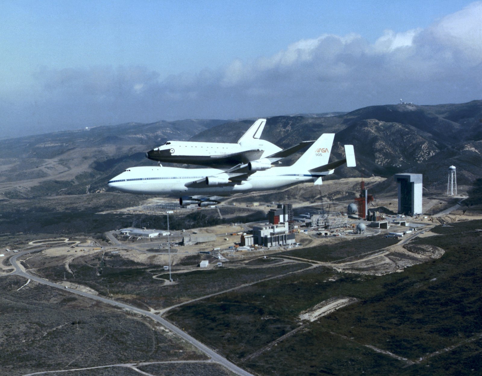 La navette spatiale Discovery au sommet de son Shuttle Carrier Aircraft (SCA) survole la base aérienne de Vandenberg
