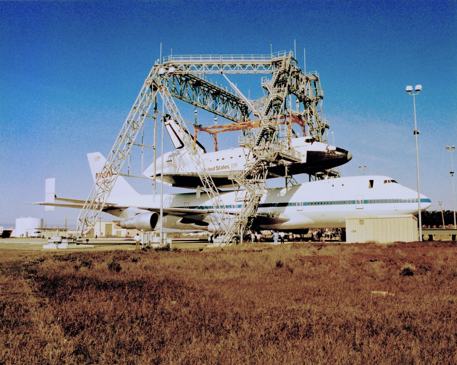 Les travailleurs de Vandenberg utilisent Discovery et son SCA pour tester l'appareil de levage Orbiter
