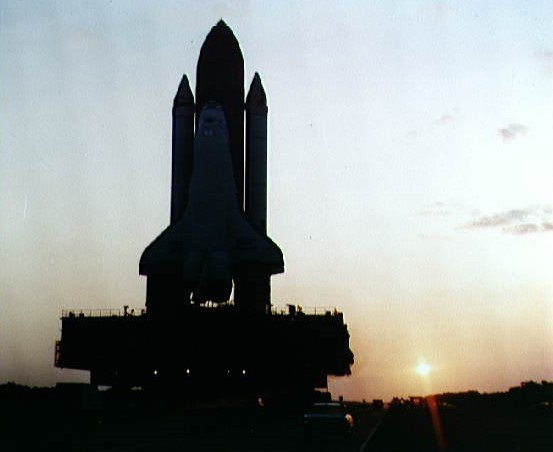 La navette spatiale Discovery commence son déploiement du VAB jusqu'à la rampe de lancement 39A.