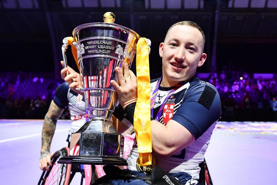 Nathan Collins fait la fête avec le trophée de la Coupe du monde en novembre dernier. (Photo : Will Palmer/SWpix.com)