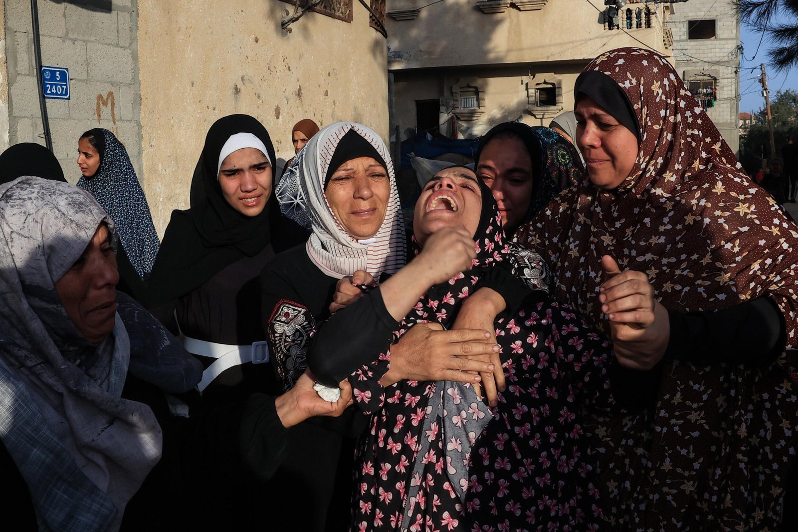 Des femmes réagissent lors de funérailles dans le sud de la bande de Gaza