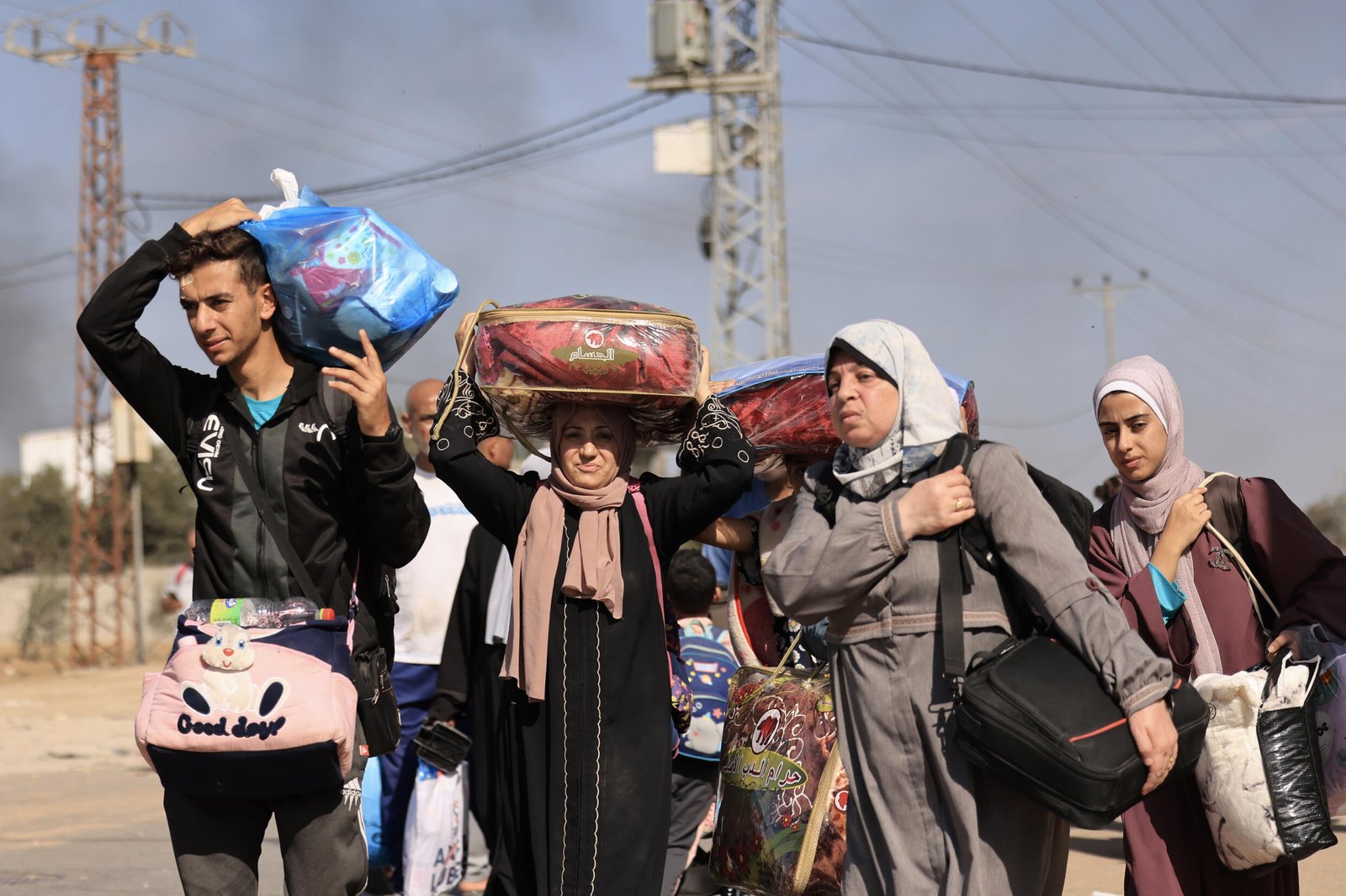 Des dizaines de milliers de personnes ont fui vers le sud de Gaza, souvent à pied et en emportant uniquement ce qu'elles pouvaient transporter.