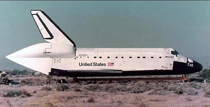 Les travailleurs remorquent Discovery sur les 36 miles de Palmdale jusqu'à Dryden, maintenant Armstrong, centre de recherche en vol de la NASA à la base aérienne d'Edwards, dans le désert de Mojave en Californie.