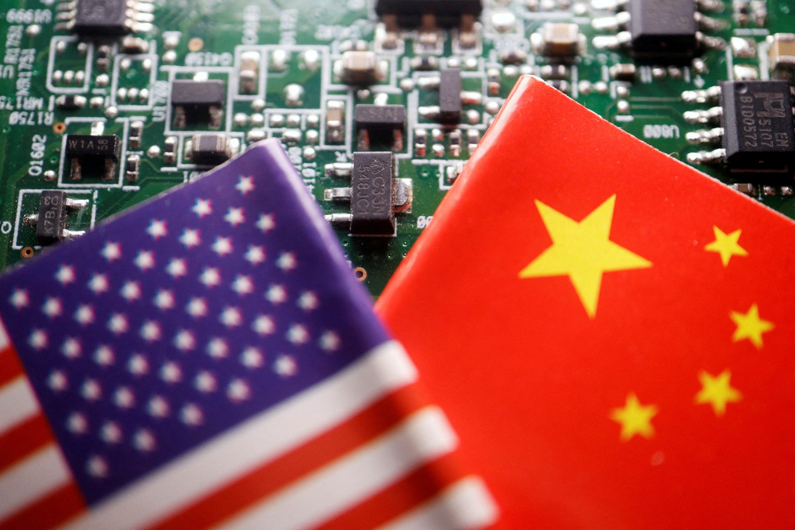 La Chine vise une croissance de 50 % de sa puissance de calcul face aux États-Unis 1 Photo d'illustration des drapeaux chinois et américains avec des puces semi-conductrices