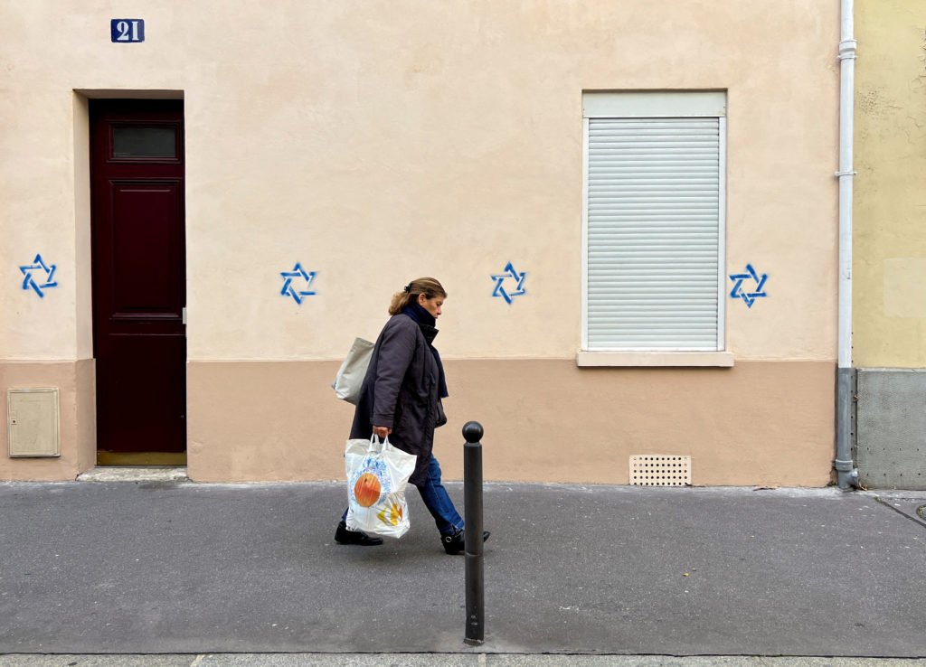La France accuse la Russie d’avoir tenté en ligne d’attiser la controverse sur les graffitis des étoiles de David.