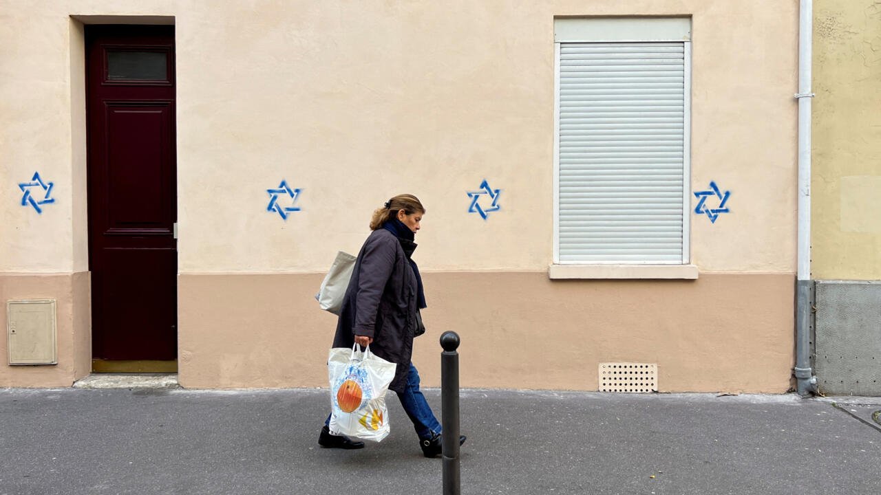 La France critique les réseaux russes pour avoir « exploité » les crises avec des graffitis d’étoile de David à Paris