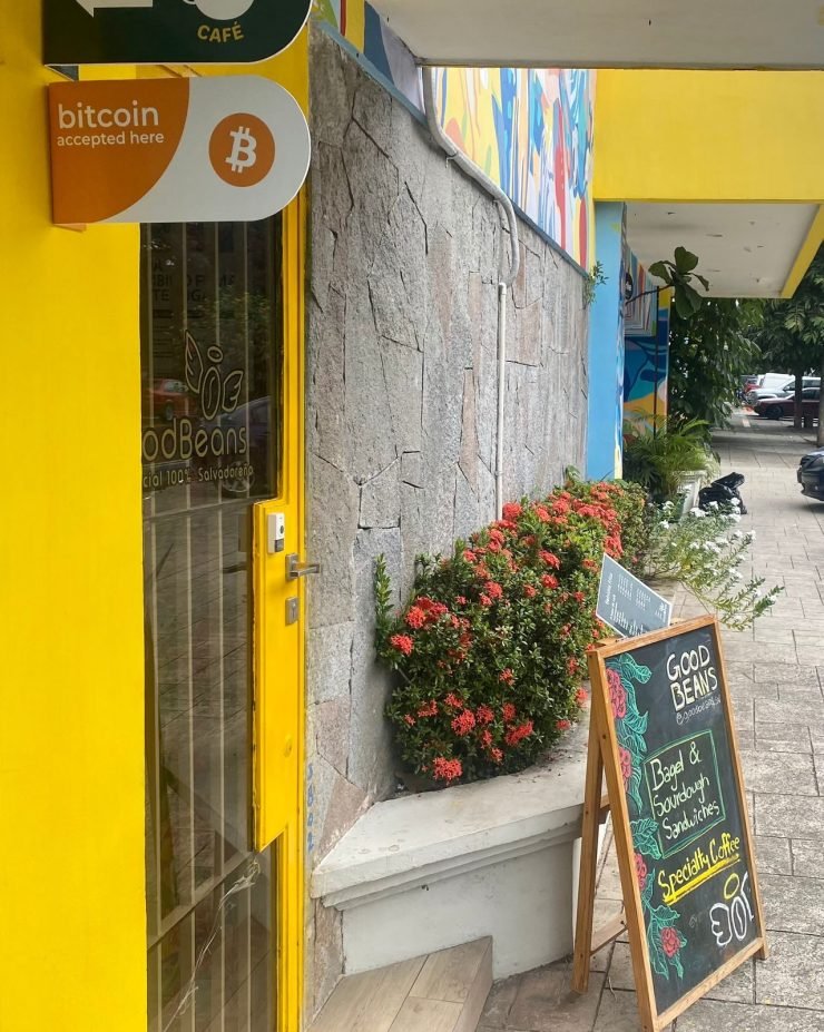 Une pancarte à l’extérieur du café Good Beans à San Salvador annonce qu’il accepte le bitcoin.