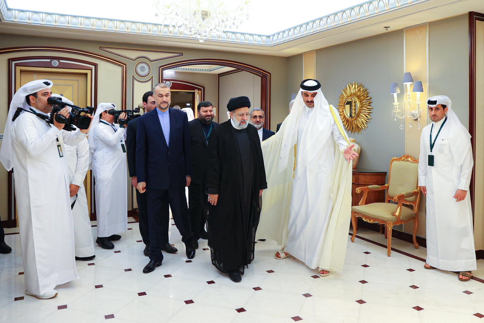 L'émir du Qatar Cheikh Tamim ben Hamad Al-Thani (2e à droite) aux côtés du président iranien Ebrahim Raisi et du ministre des Affaires étrangères Hossein Amir-Abdollahian à Riyad