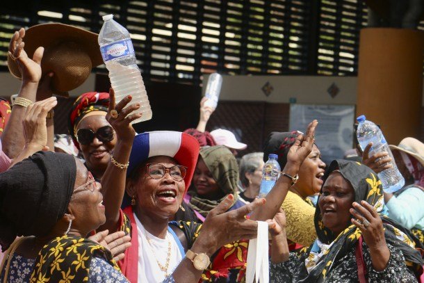 Des manifestants se rassemblent pour protester contre la crise de l'eau à Mamoudzou, sur le territoire français de Mayotte dans l'océan Indien, le mercredi 27 septembre 2023. Un mouvement de protestation appelé Mayotte a soif exige des comptes pour les détournements de fonds, les fuites et le manque d'investissement dans l'approvisionnement durable en eau. . (Photo AP/Grégoire Mérot)