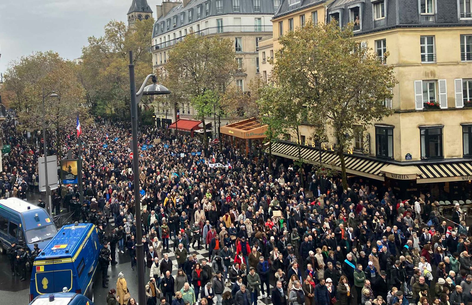 Plus de 180 000 personnes à travers la France manifestent contre la montée de l’antisémitisme dans le contexte de la guerre entre Israël et le Hamas