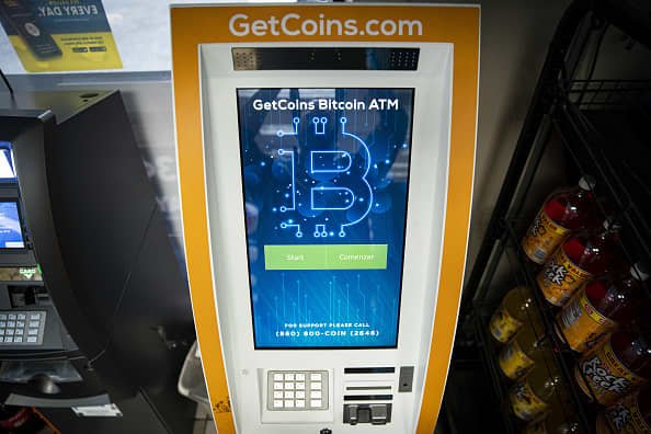 Pourquoi les guichets automatiques Bitcoin envahissent les centres commerciaux et les stations-service aux États-Unis