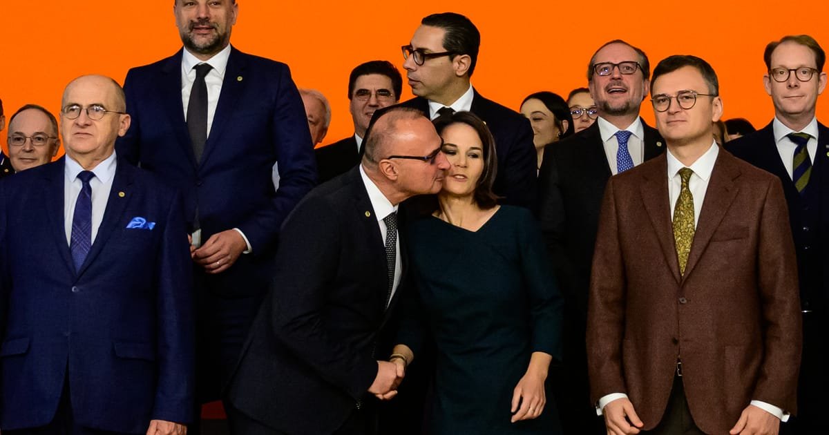 Tromblon : le ministre croate s’excuse pour son baiser maladroit sur le Baerbock allemand
