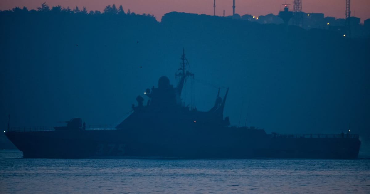 Boule de feu au-dessus de la Crimée alors que l’Ukraine frappe un grand navire de la marine russe