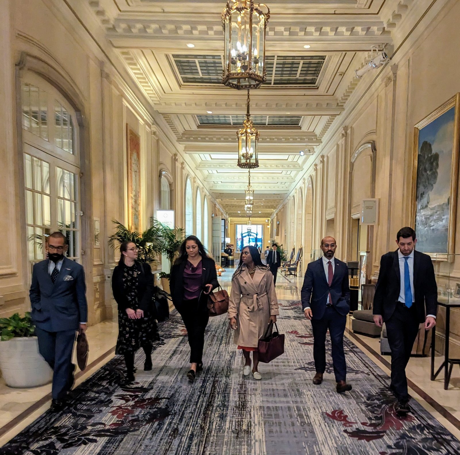 Des diplomates britanniques plantent un drapeau à San Francisco