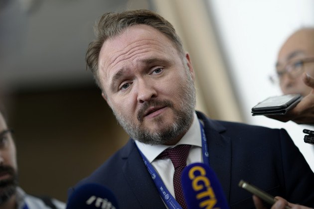 Dan Jorgensen s'adresse aux médias lors d'une séance plénière lors du Sommet des Nations Unies sur le climat COP28, le 13 décembre 2023, à Dubaï, aux Émirats arabes unis.