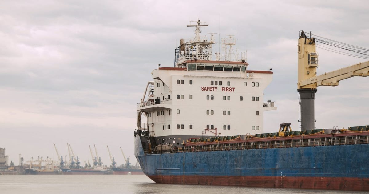 Une explosion frappe un navire grec en route vers l’Ukraine