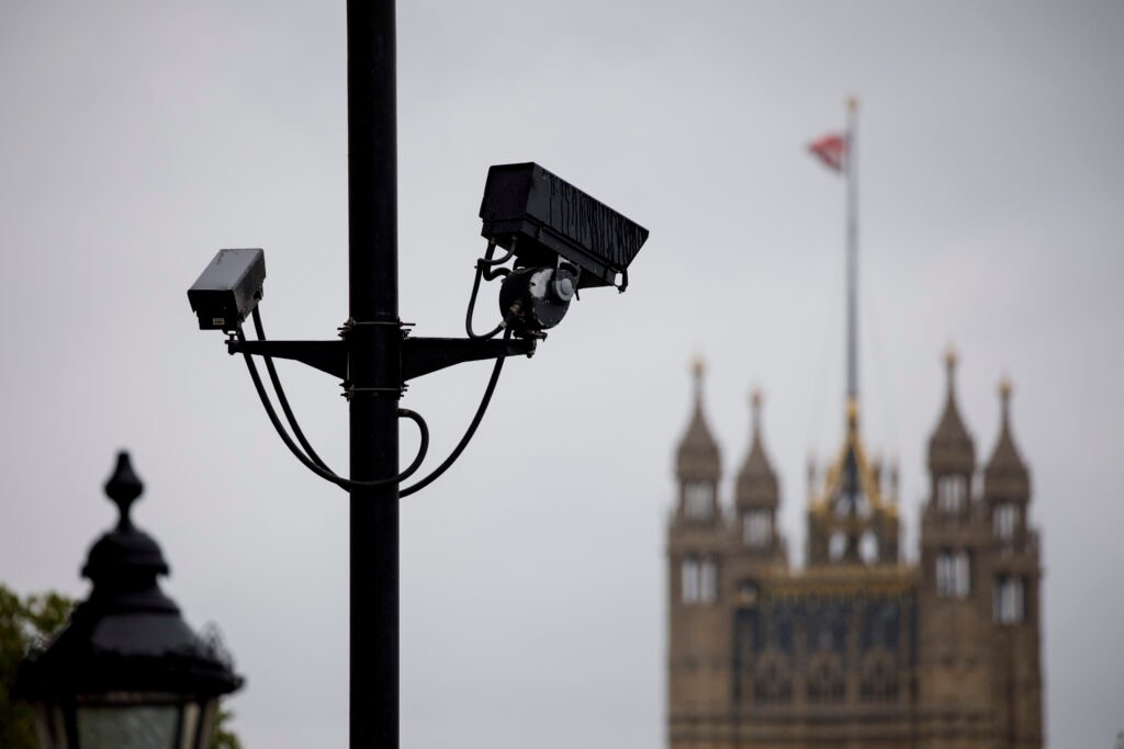 1704335570 618 La Grande Bretagne possede certaines des lois sur la surveillance les