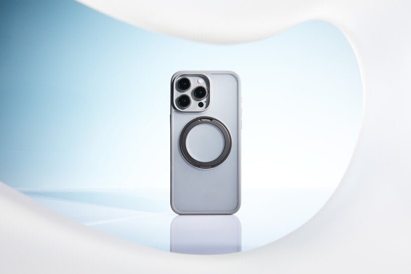 Les coques haute protection TORRAS équipent les smartphones de béquilles, d'aimants et de style