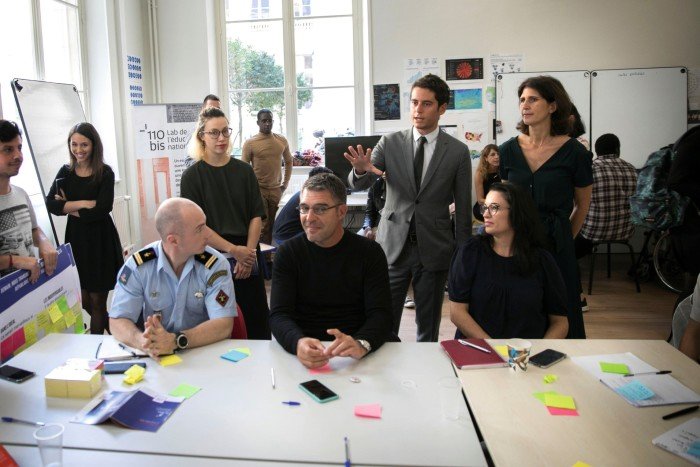 Gabriel Attal avec les membres du 110 bis