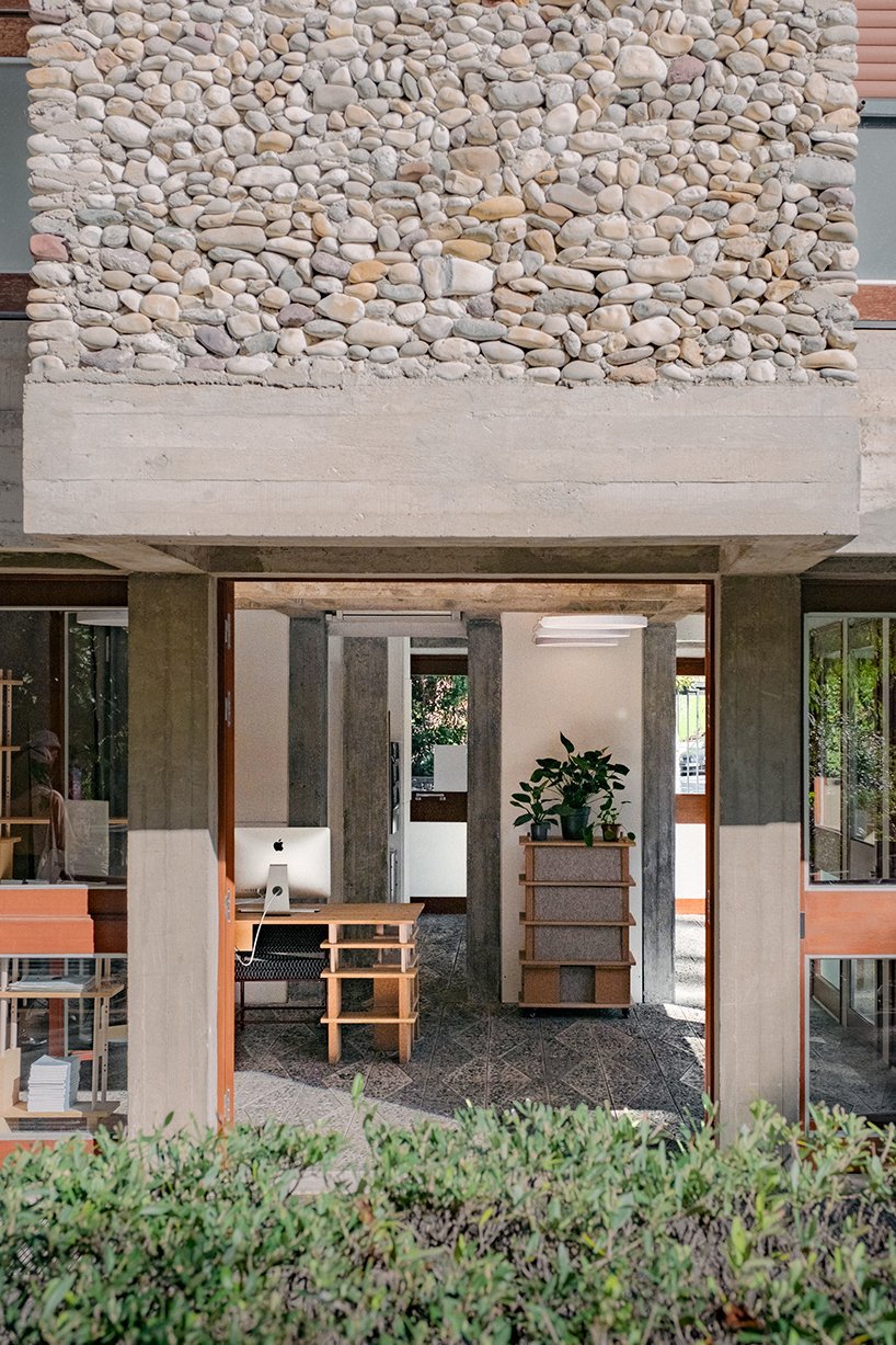 l'installation reconfigurable en liège et bois de smarin accueille les visiteurs à la villa incendie criminel, france