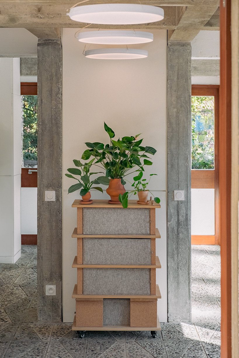 l'installation reconfigurable en liège et bois de smarin accueille les visiteurs à la villa incendie criminel, france