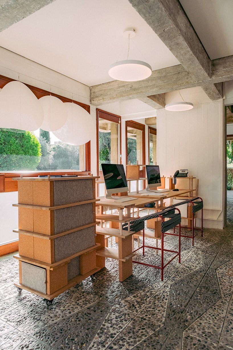 l'installation reconfigurable en liège et bois de smarin accueille les visiteurs à la villa incendie criminel, france