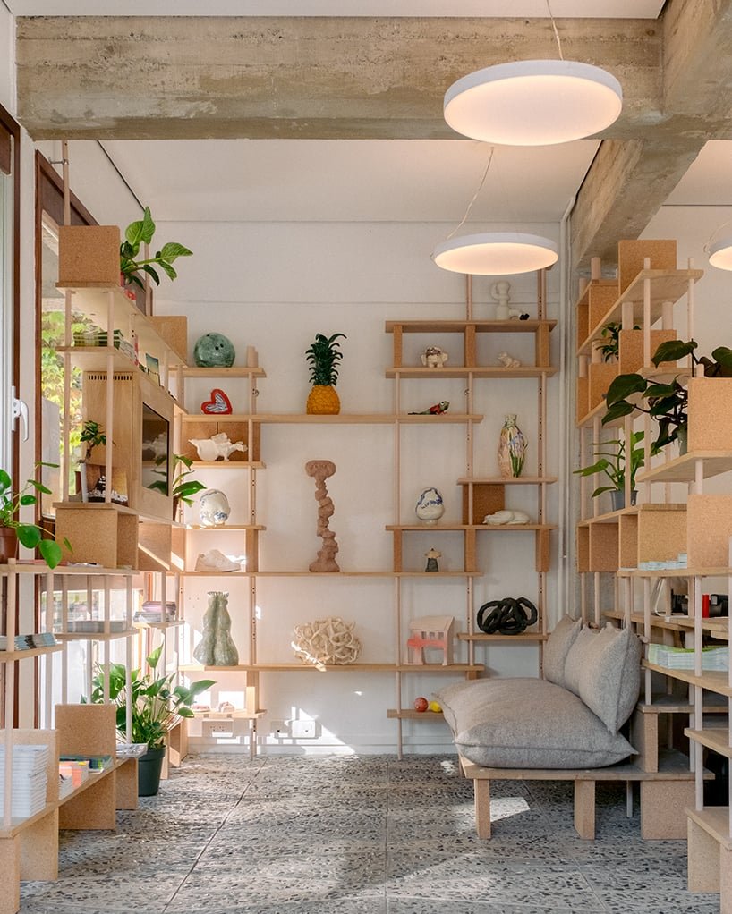 l'installation reconfigurable en liège et bois de smarin accueille les visiteurs à la villa incendie criminel, france