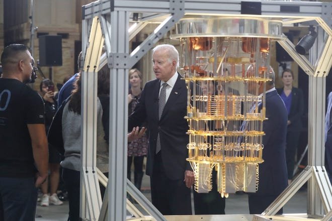 Le président Biden voit un ordinateur quantique lors d'une visite du site IBM à Poughkeepsie le 6 octobre 2022. IBM a annoncé qu'il investirait 20 milliards de dollars dans la vallée de l'Hudson au cours des 10 prochaines années pour développer des semi-conducteurs et d'autres technologies.