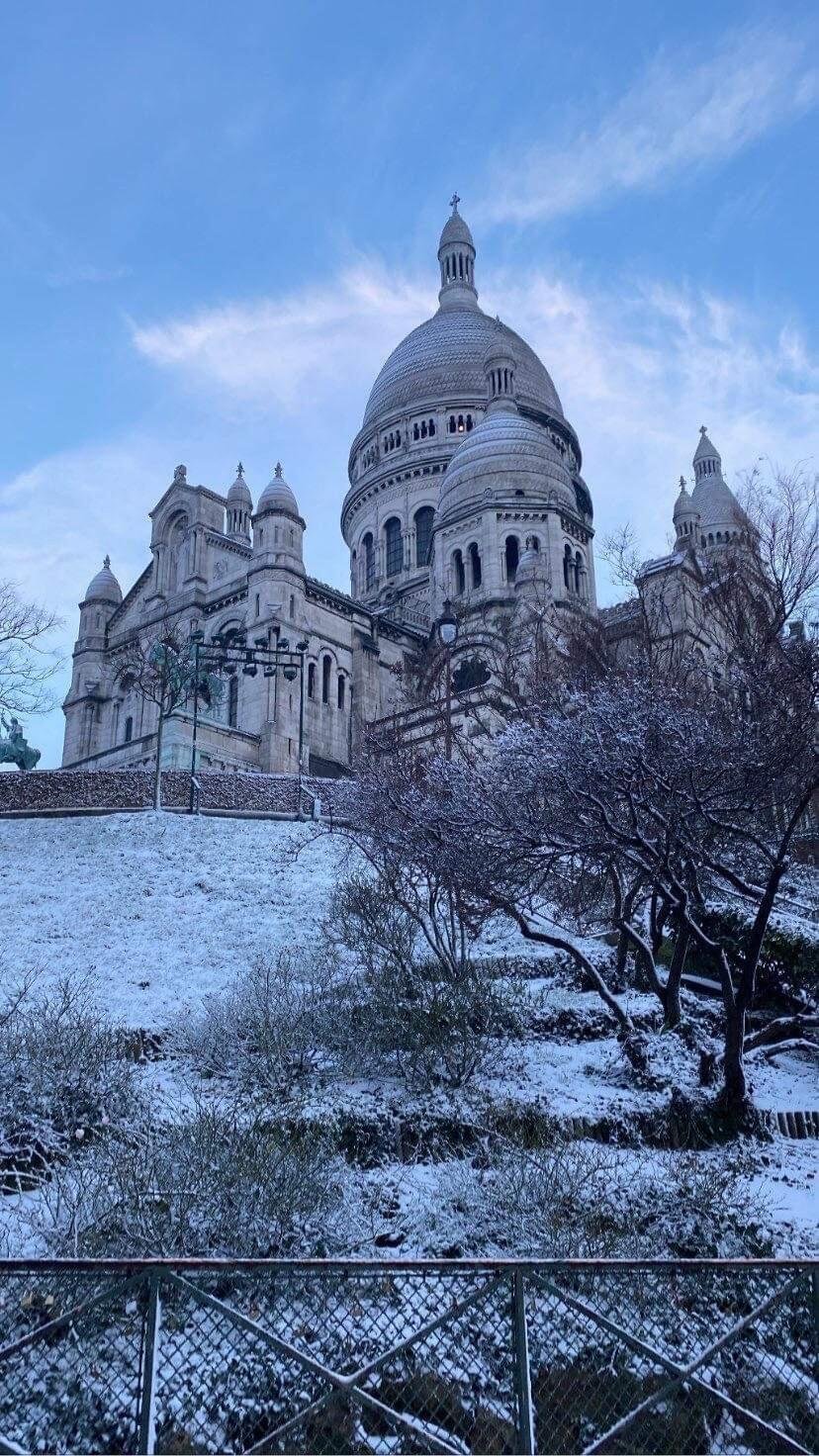 La neige recouvre les jardins près de l'église du Sacré-Cœur à Paris, le 18 janvier 2024