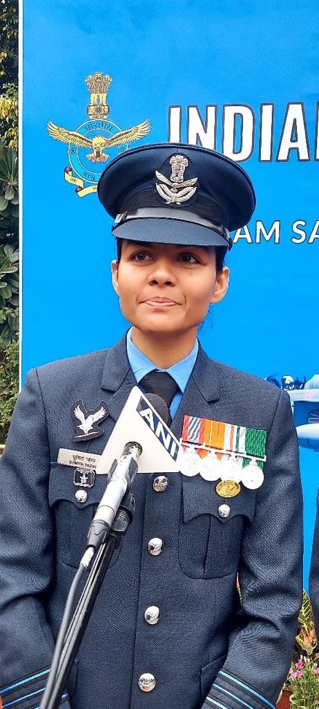 1705810794 2 Un contingent de marcheurs et un groupe de musique francais.jfif