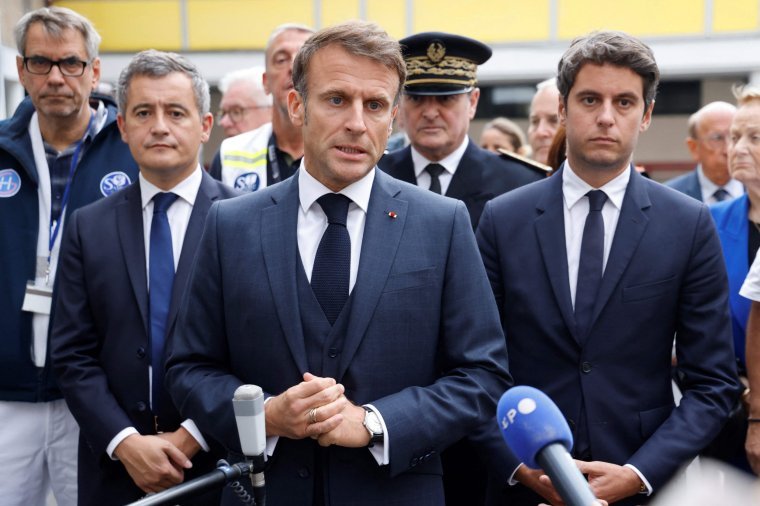 TOPSHOT - Le président français Emmanuel Macron (C), flanqué du ministre français de l'Éducation et de la Jeunesse Gabriel Attal (CR) et du ministre français de l'Intérieur Gérald Darmanin (CL), s'adresse à la presse après une visite au lycée Gambetta d'Arras, dans le nord-est de la France, le Le 13 octobre 2023, après qu'un enseignant ait été tué et deux autres personnes grièvement blessées lors d'une attaque au couteau.  Un homme d'origine tchétchène a poignardé à mort un enseignant et grièvement blessé deux autres adultes le 13 octobre dans une école du nord-est de la France, les procureurs ouvrant une enquête sur un acte terroriste présumé.  (Photo de Ludovic MARIN / POOL / AFP) (Photo de LUDOVIC MARIN/POOL/AFP via Getty Images)