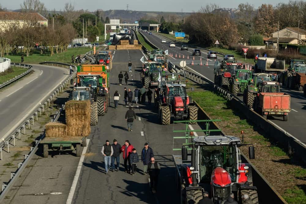 Des dizaines de tracteurs ont bloqué l'accès à l'autoroute A64 au sud-ouest de Toulouse Des dizaines de tracteurs ont bloqué l'accès à l'autoroute A64 au sud-ouest de Toulouse