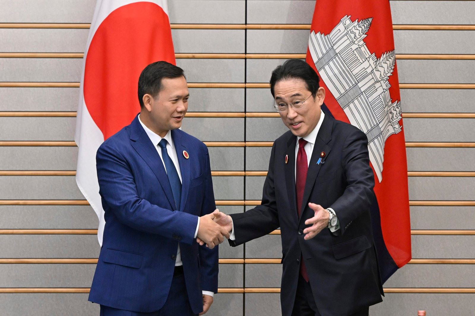 Cambodias Prime Minister Hun Manet (left) and Japans Prime Minister Fumio Kishida during their bilateral meeting at the prime ministers office in Tokyo on December 18, 2023. Photo: AP