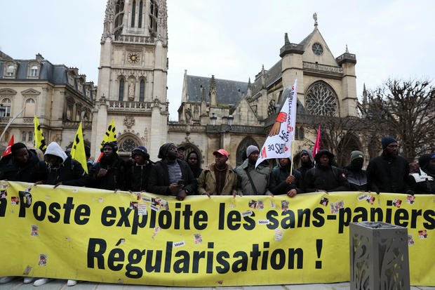 Le Conseil constitutionnel français abandonne certaines parties de la loi controversée sur l’immigration