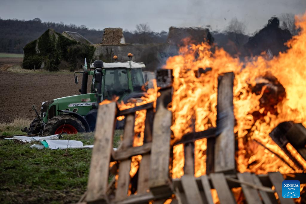 1706316355 585 Des agriculteurs entravent la circulation des vehicules lors dune manifestation