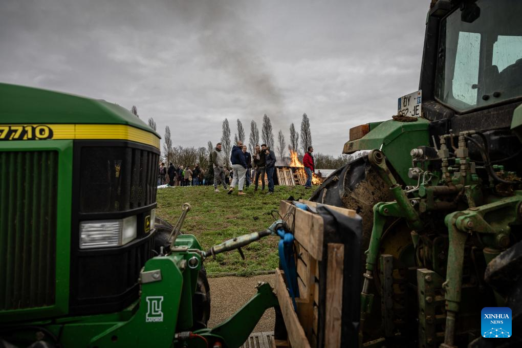 1706316356 461 Des agriculteurs entravent la circulation des vehicules lors dune manifestation