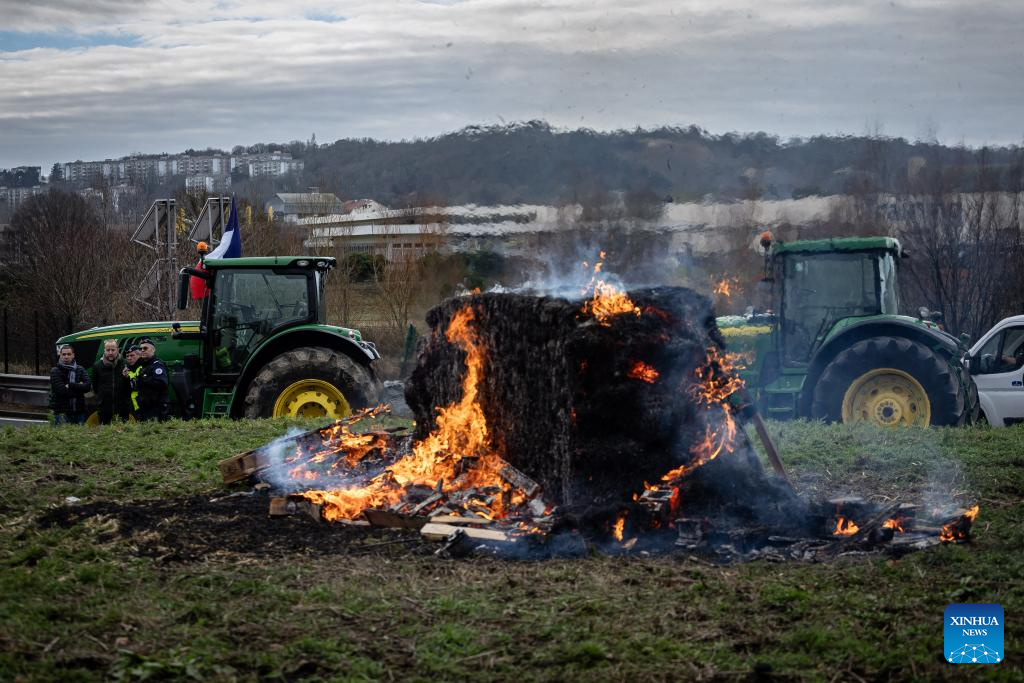 1706316362 245 Des agriculteurs entravent la circulation des vehicules lors dune manifestation