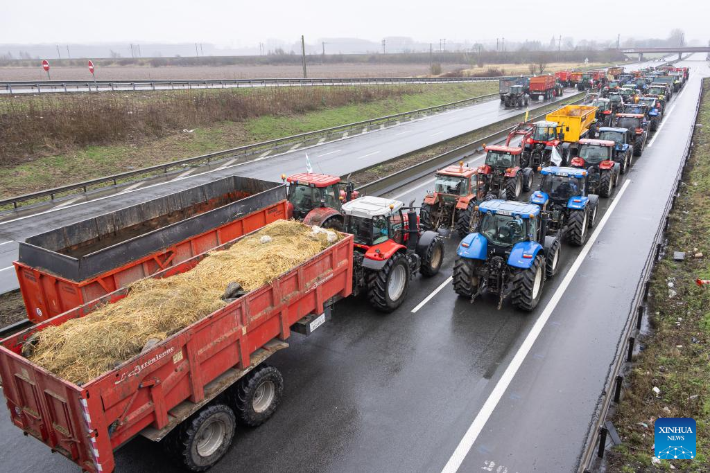 1706316365 163 Des agriculteurs entravent la circulation des vehicules lors dune manifestation