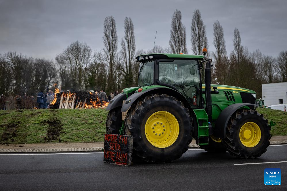 Des agriculteurs entravent la circulation des véhicules lors d’une manifestation sur un rond-point en France