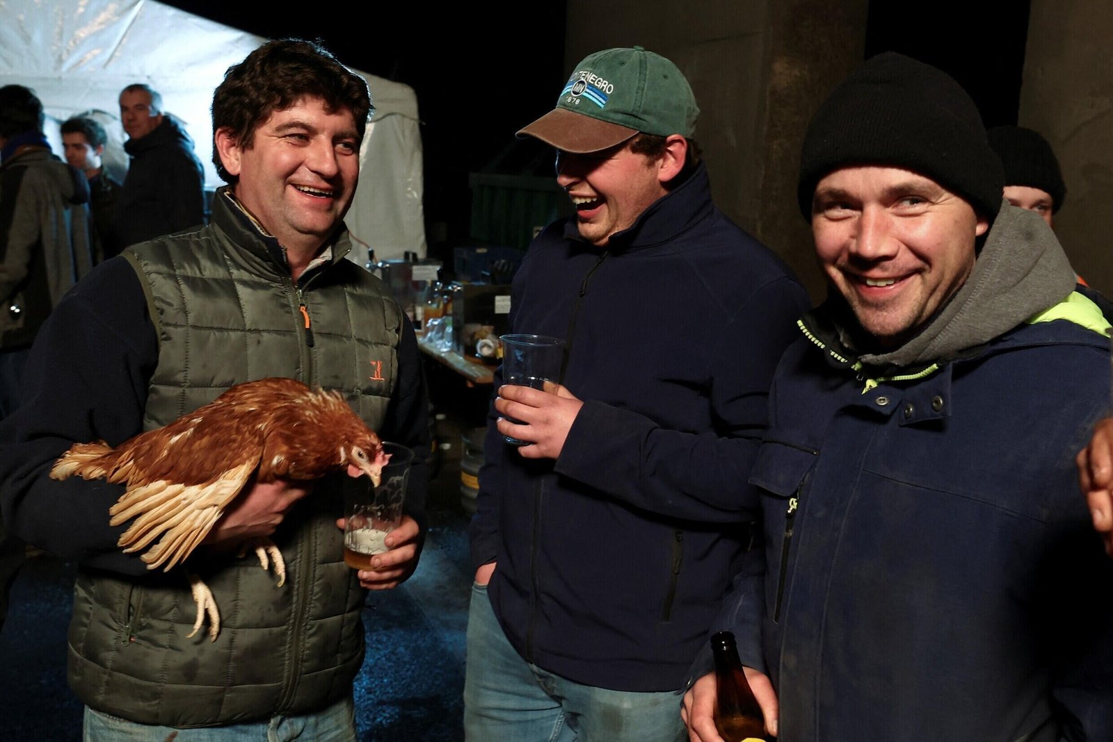 Les gens se rassemblent lors d'un blocus imposé par les agriculteurs sur l'autoroute A4 en France pour protester contre les pressions sur les prix, les taxes et la réglementation verte, des griefs partagés par les agriculteurs de toute l'Europe.
