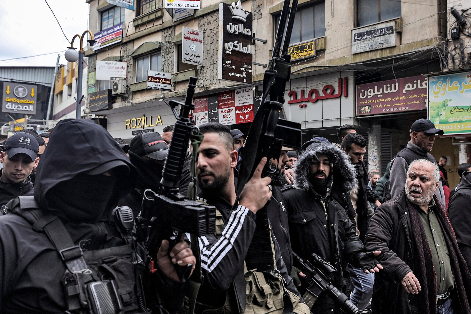 Des militants armés se joignent au cortège funèbre de deux des trois Palestiniens tués par des agents infiltrés israéliens dans un hôpital de Jénine, en Cisjordanie.