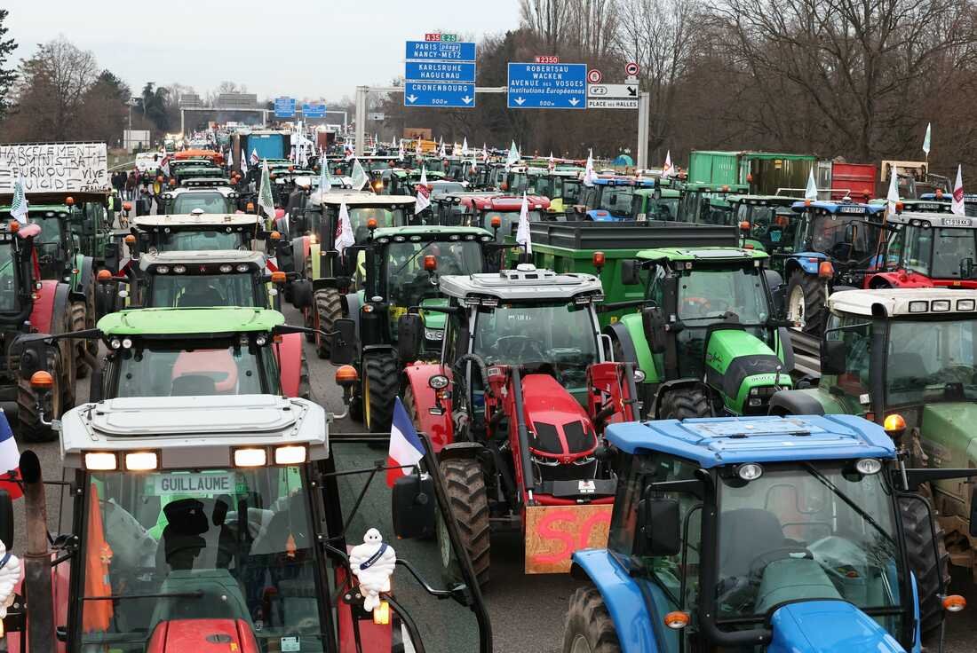 Les protestations des agriculteurs bloquent les autoroutes vers Paris et ailleurs en France 3 1706734010 806 Les protestations des agriculteurs bloquent les autoroutes vers Paris et
