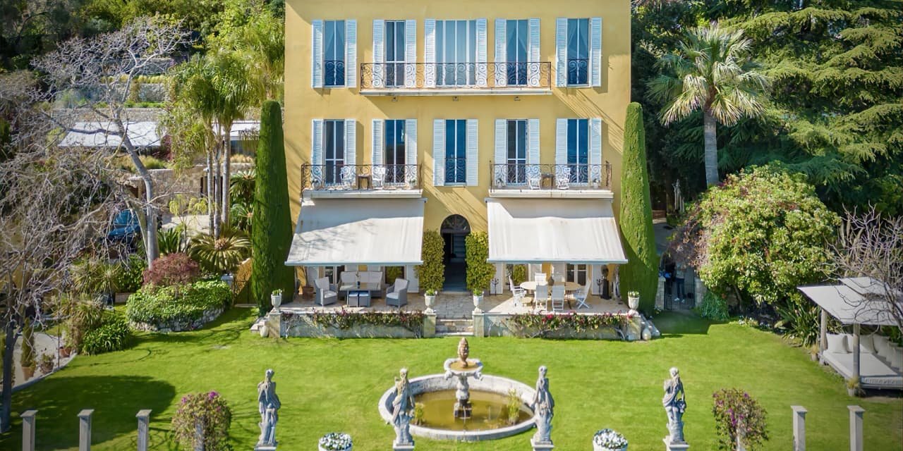 Cette maison du XVIIIe siècle dans le sud de la France possède sa propre chapelle