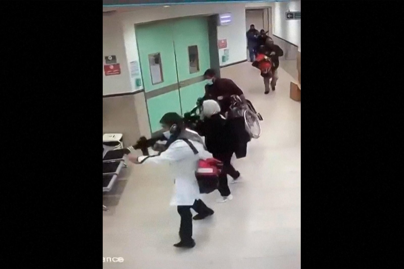 Des images de vidéosurveillance qui proviendraient de l'hôpital Ibn Sina montreraient des agents infiltrés israéliens armés se déplaçant dans ses couloirs