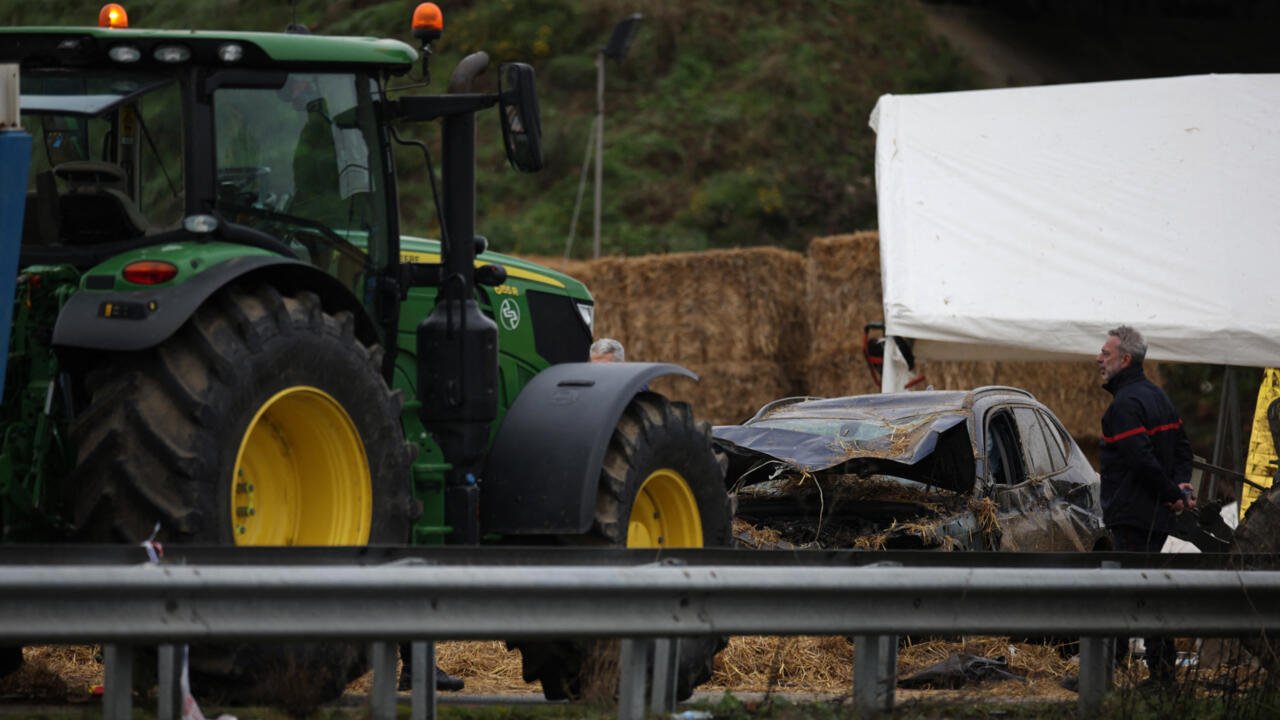Deux morts dans une collision à un barrage routier alors que les agriculteurs français élargissent les manifestations