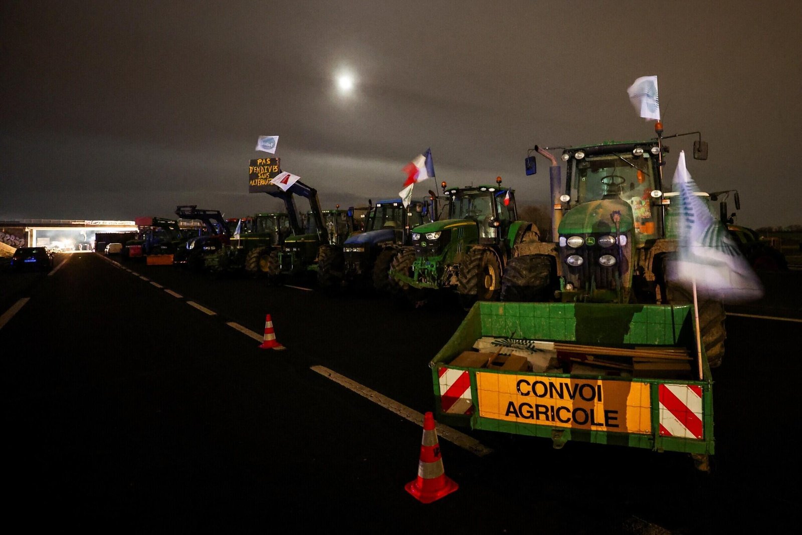 Une effigie est accrochée alors que les gens se rassemblent lors d'un blocus imposé par les agriculteurs sur l'autoroute A4 en France pour protester contre les pressions sur les prix, les taxes et la réglementation verte, des griefs partagés par les agriculteurs de toute l'Europe.