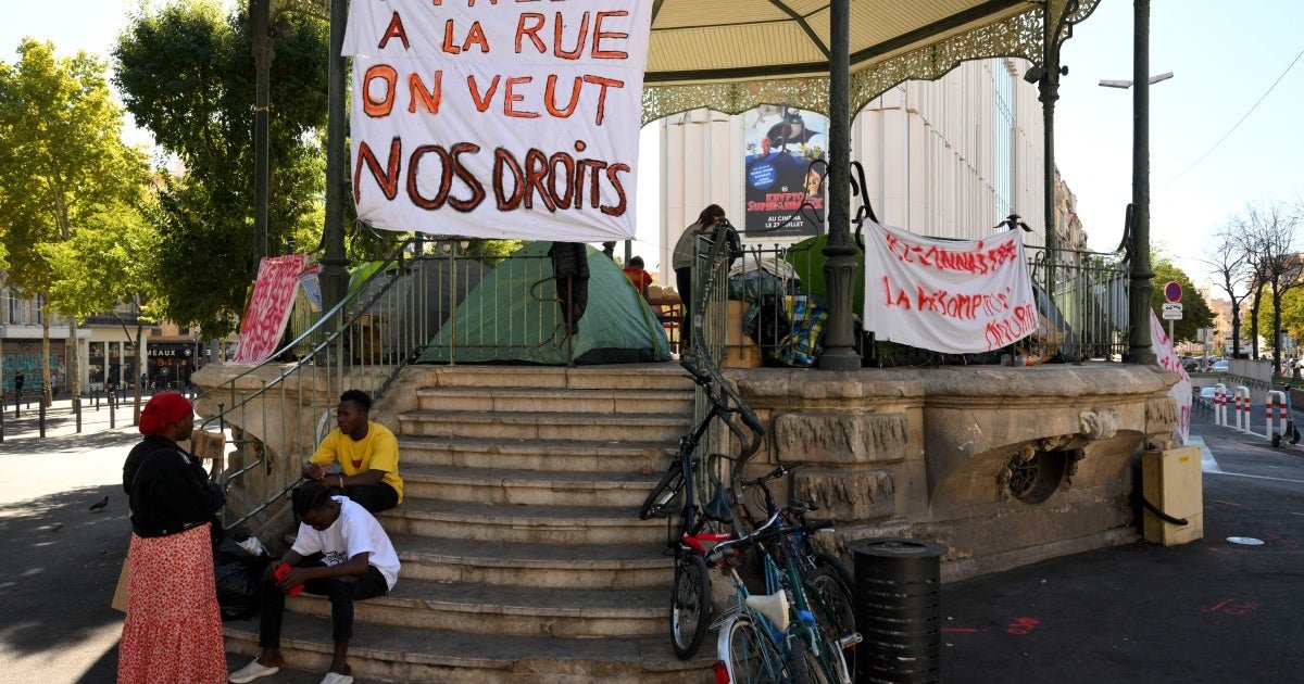 France : Des enfants migrants dorment dans la rue à Marseille