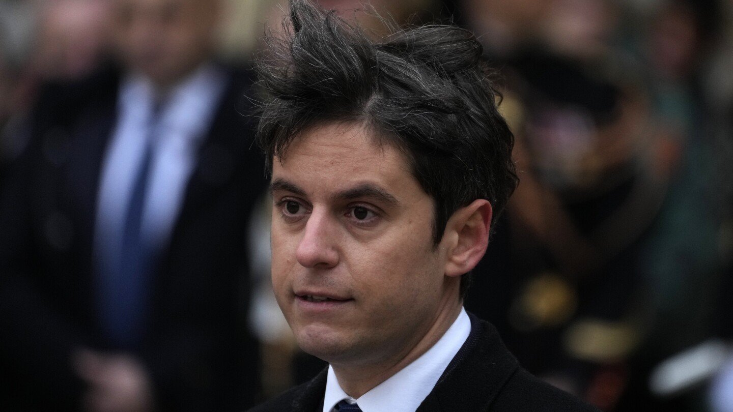Gabriel Attal est le plus jeune Premier ministre français à 34 ans et le premier ouvertement gay